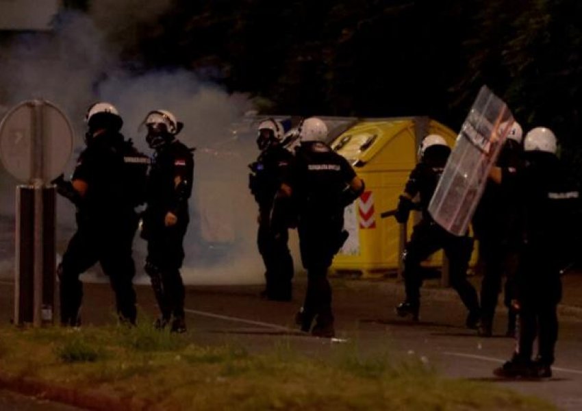 Protestat në Serbi/ Studentët nisin grumbullimet, Vuçiç dërgon autokolonën me makina të blinduara në Beograd! VIDEO