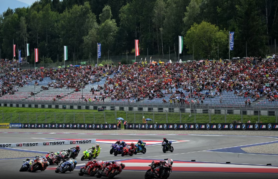 Marc Márquez triumfon në Austri, i pandalshëm drejt titullit të nëntë