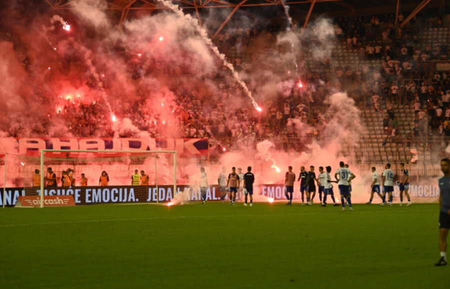 VIDEO/ Nuk ia falin eliminimin nga Dinamo City, ultrasit e Hajdukut sulmojnë me fishekzjarrë lojtarët e tyre