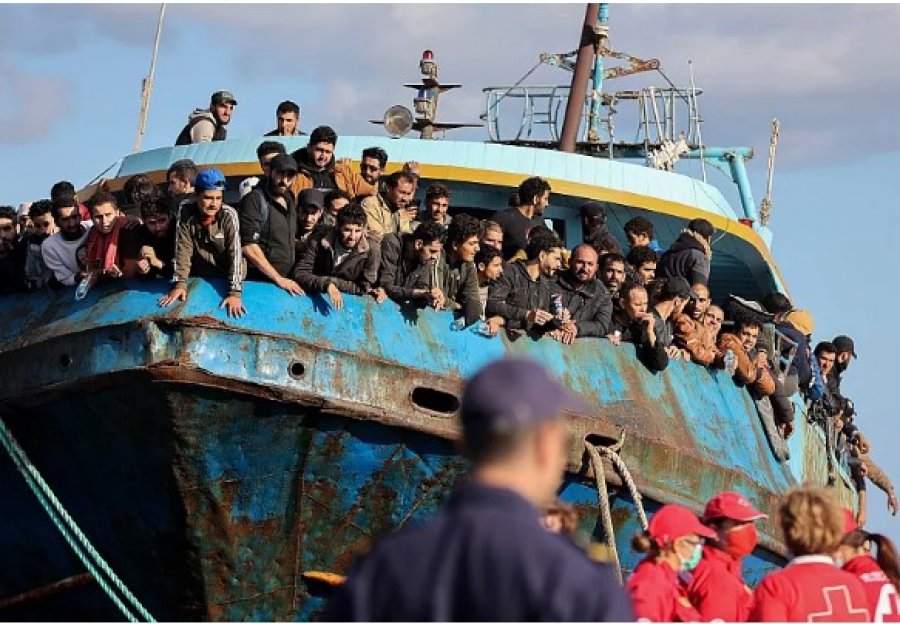 Greqia pezullon kërkesat për azil mes rritjes së fluksit të emigrantëve