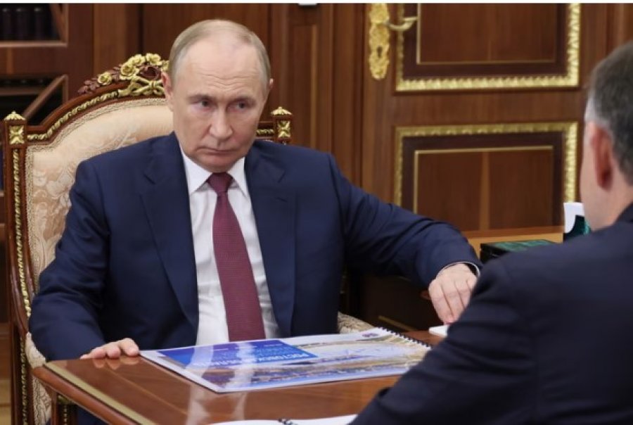 Çfarë po bën Putin ndërsa Trump, Zelensky dhe liderët europianë po diskutojnë në tryezën ovale për fatin e luftës?