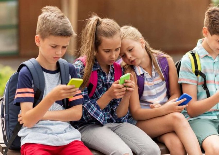 Fëmijët nuk ndahen dot nga rrjetet sociale dhe kjo po u dëmton shëndetin