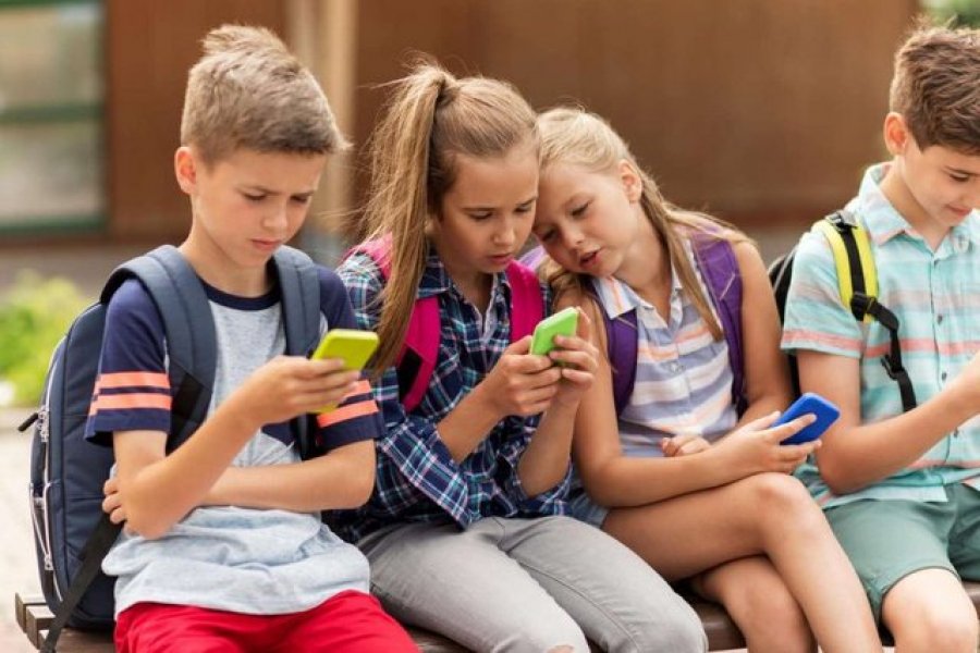 Fëmijët nuk ndahen dot nga rrjetet sociale dhe kjo po u dëmton shëndetin