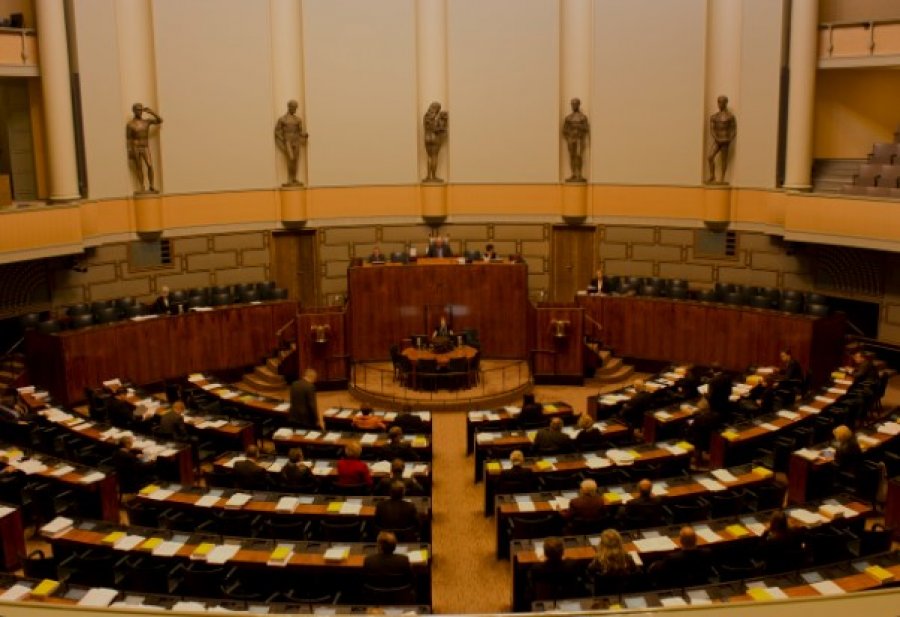 Tragjedi në Parlament: Deputeti vetëvritet brenda godinës