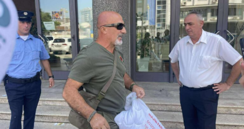 Veterani i UÇK-së proteston para kuvendit, akuzon drejtorin e “Ibër Lepencit” për largim të padrejtë nga puna