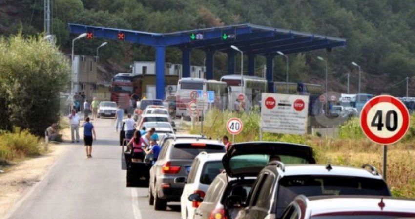 Deri në një orë e gjysmë pritjet për ta lëshuar Kosovën te Dheu i Bardhë