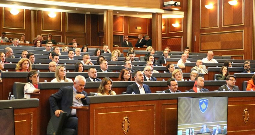 Kuvendi del me njoftim për seancën e sotme – si e barazoi Gërvalla Haxhiun pa votën e Shqipe Selimit