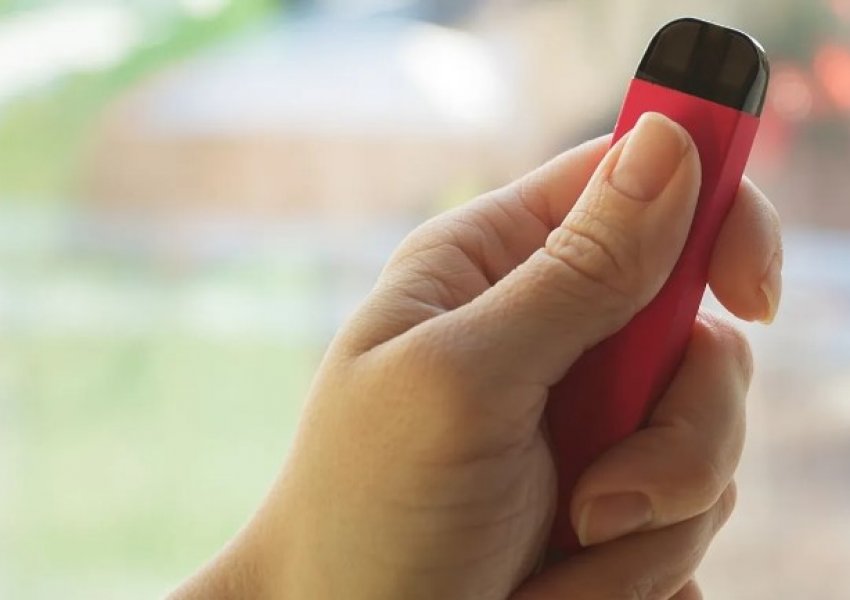 Studimi: Përdorimi i cigareve elektronike nga adoleshentët lidhet me rrezik më të lartë të pirjes së duhanit, marihuanës dhe të alkoolit