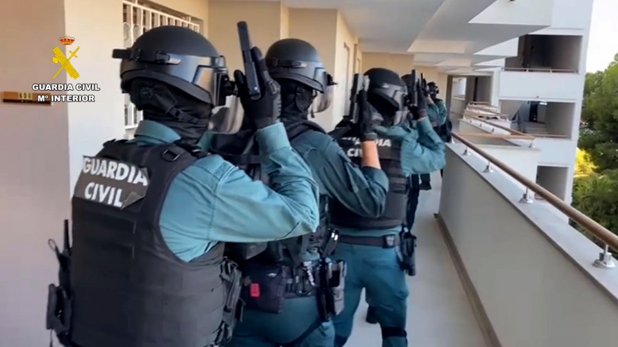Tre italianë të kërkuar për trafik ndërkombëtar droge arrestohen në Ibiza, lidhje të forta me organizatën shqiptare