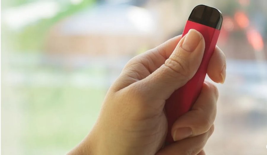 Studimi: Përdorimi i cigareve elektronike nga adoleshentët lidhet me rrezik më të lartë të pirjes së duhanit, marihuanës dhe të alkoolit