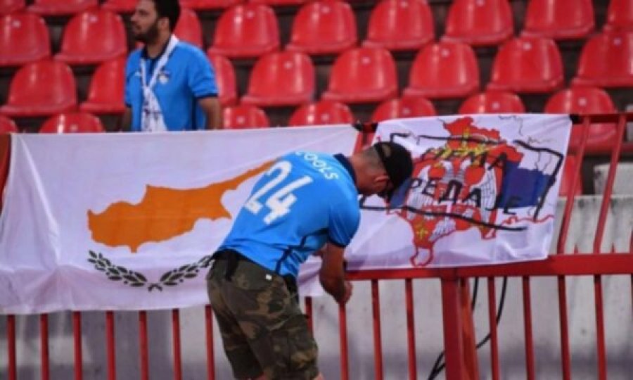 Tifozët qipriotë bëjnë skandal në Beograd, shfaqin hartën e Kosovës me ngjyrat e flamurit serb