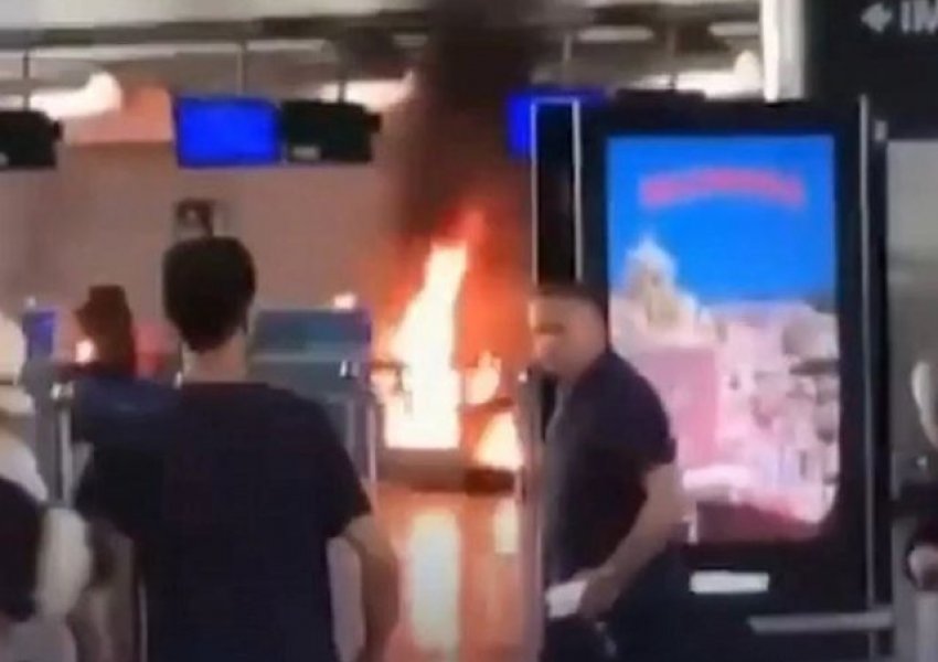 Panik dhe kaos në aeroportin 'Malpensa', një burrë i vendos flakën sportelit të biletave