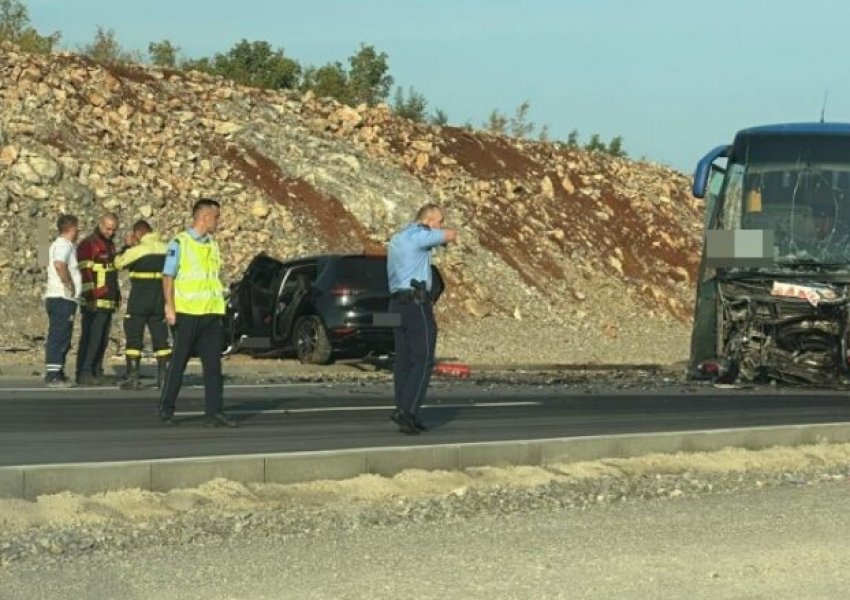 Shoferi i makinës humbi kontrollin dhe goditi autobusin/ Policia tregon si ndodhi aksidenti në Dollc ku vdiq një person