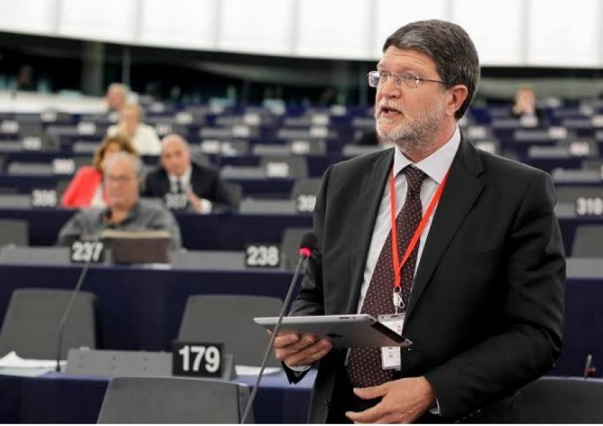 Eurodeputeti flet për përkeqësim të krizës nën regjimin Vuçiç: Serbia po jeton në gjendje të jashtëzakonshme, bllokim institucional i thellë