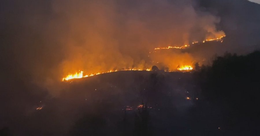 Flakët rrethojnë veriun: Zjarri në Fushë-Arrëz kërcënon banesat, kërkohet ndërhyrje nga ajri