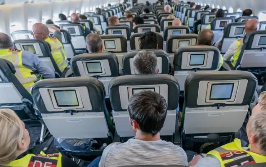 Delta Air dhe United Airlines paditen nga udhëtarët: Paguam për vend pranë dritares por ishte mashtrim
