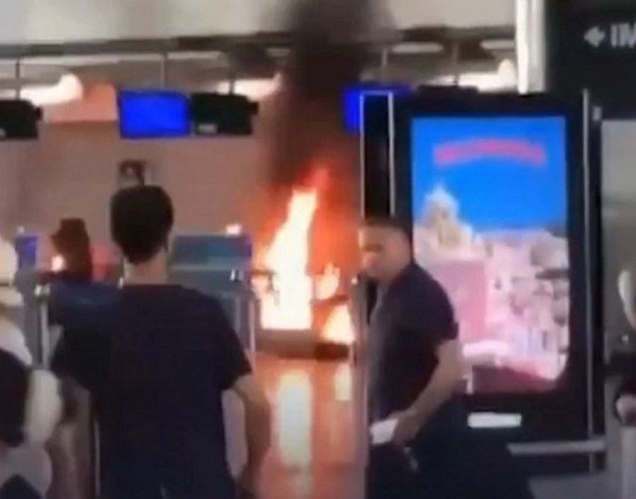 Panik dhe kaos në aeroportin 'Malpensa', një burrë i vendos flakën sportelit të biletave