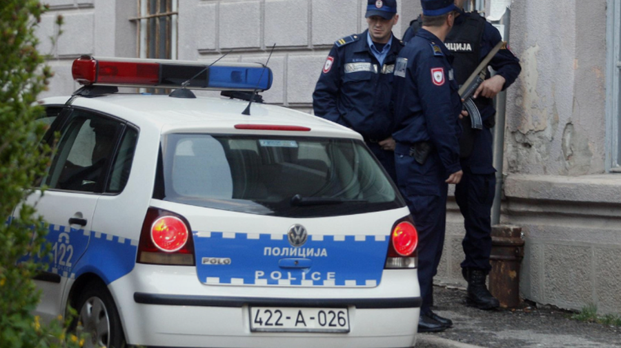 Polici shkon të grabisë ish-burrin e të dashurës, bie nga dritarja dhe vdes