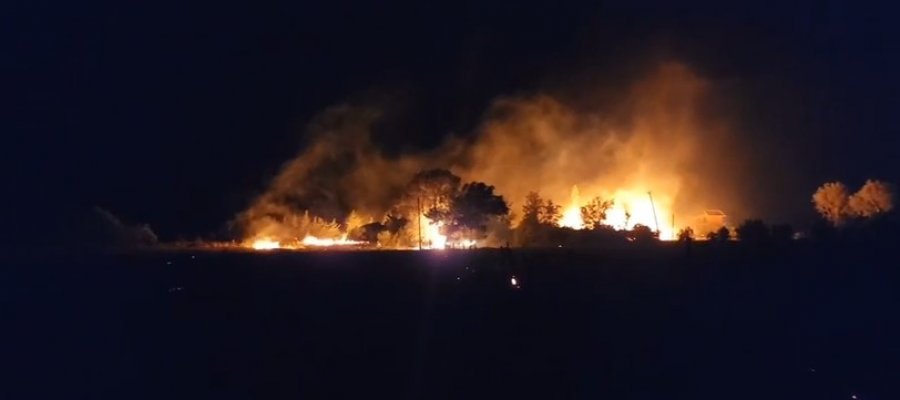 Zjarr i fuqishëm në kodrat pranë Drashovicës, Selenicë,  era përhap flakët me shpejtësi