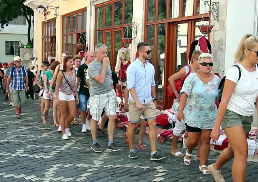 Rënia e turizmit/ Largohen pushuesit nga Kosova, ikin edhe turqit, polakët dhe spanjollët