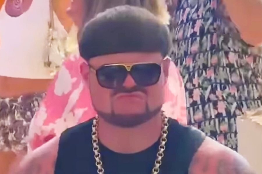 E tallnin për modelin e flokëve, 'Ibiza Final Boss' firmos marrëveshje me gjigantin britanik të modës