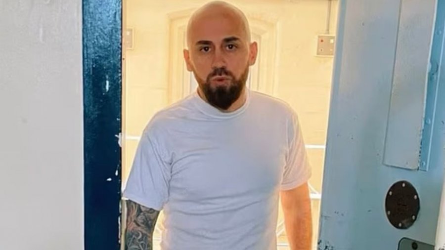 Vrasësi shqiptar 'Babale' me telefon në burg, Daily Mail: Nga TikTok kërkon të transferohet në Shqipëri