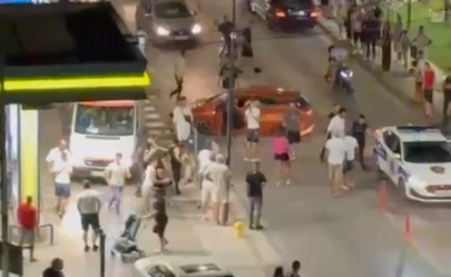 EMRI/ Makina i pret rrugën motorrit në Ksamil, plagoset rëndë 29-vjeçari, niset drejt Spitalit të Traumës