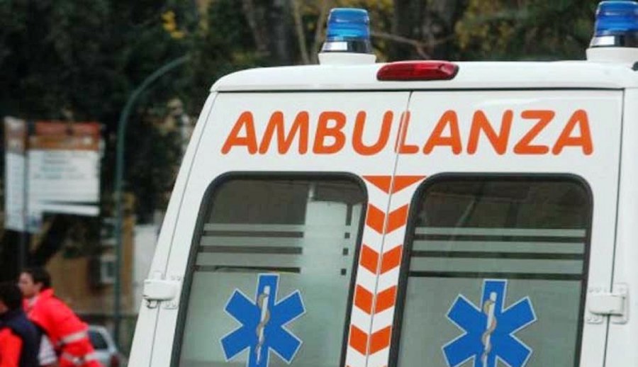 Foshnja 18-muajshe bie nga makina në lëvizje: E shtyu vëllai i madh. Transportohet në gjendje të rëndë në spital