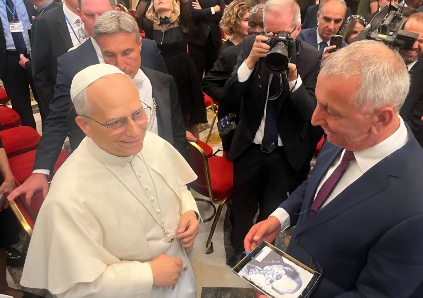 FOTO/ Nënkryetari i LDK pritet nga Papa Leo XIV, i dhuron pikturën e Presidentit Rugova