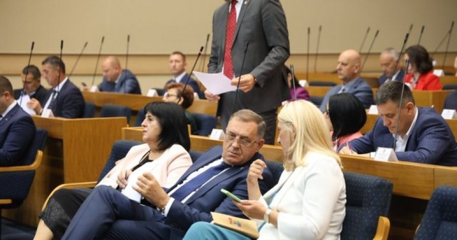 Kuvendi i Republikës Sërpska miraton vendimin jokushtetues për mbajtjen e një referendumi