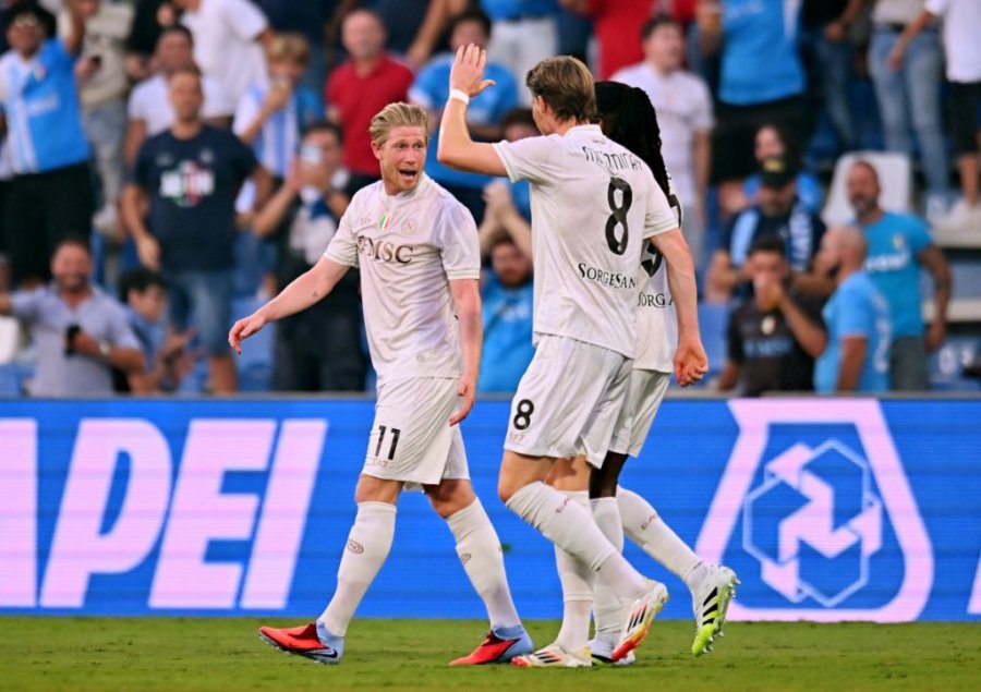 VIDEO/ Napoli nis mbrojtjen e titullit, McTominay dhe De Bruyne me një ‘perlë’ gjunjëzojnë Sassuolo-n