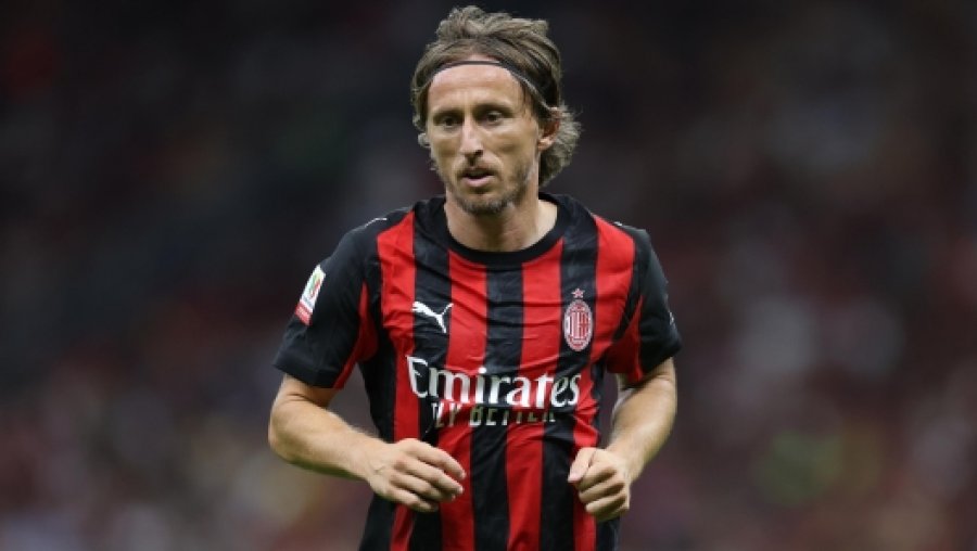 Milan–Cremonese, formacionet zyrtare: Estupinan dhe Modric titullarë, Jashari në stol