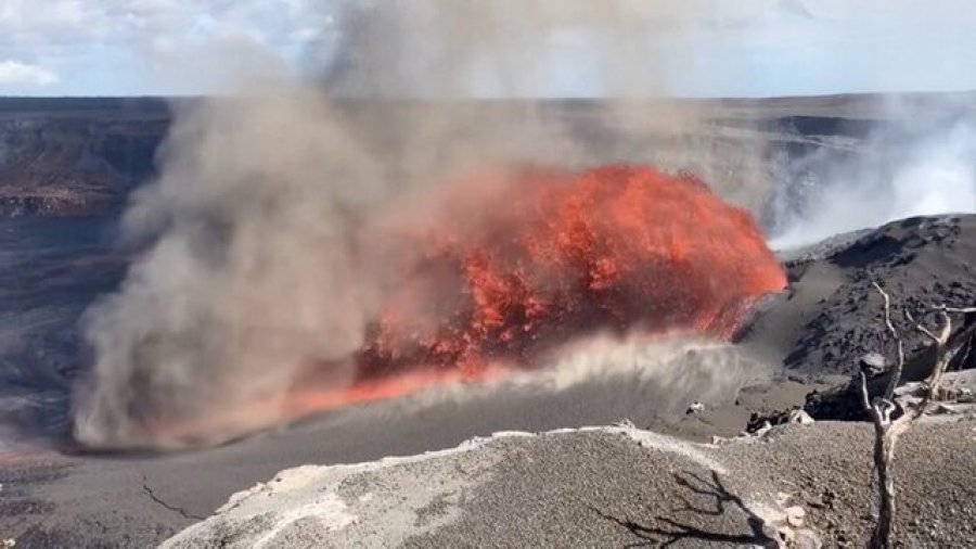 Shatërvan llave në Hawai, shpërthen vullkani Kilauea, një nga më aktivët në botë