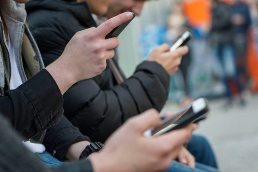 Lajmi nga Japonia/ Vetëm dy orë në ditë me celular?