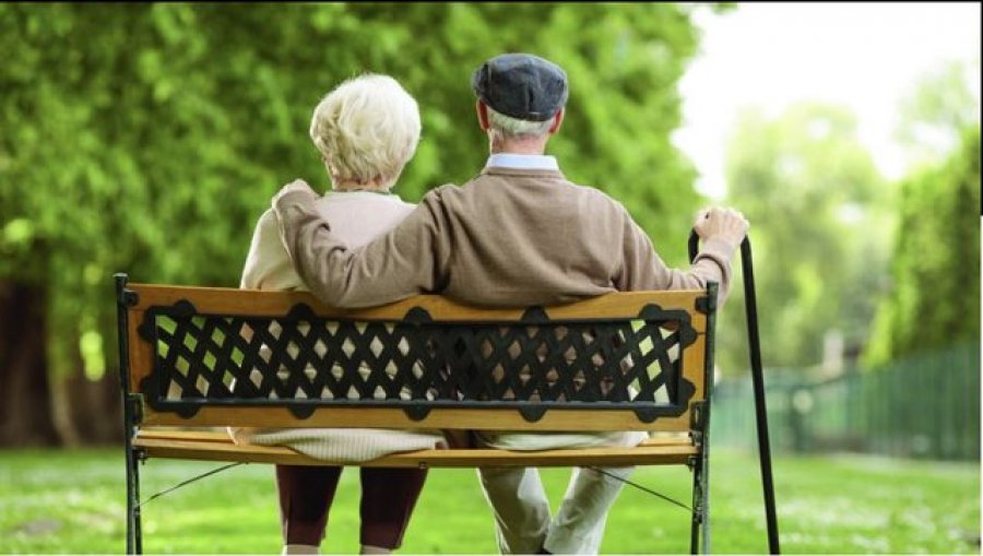 Vështirësohet pleqërimi, rritet me shpejtësi hendeku mes pensionit mesatar dhe pagës mesatare