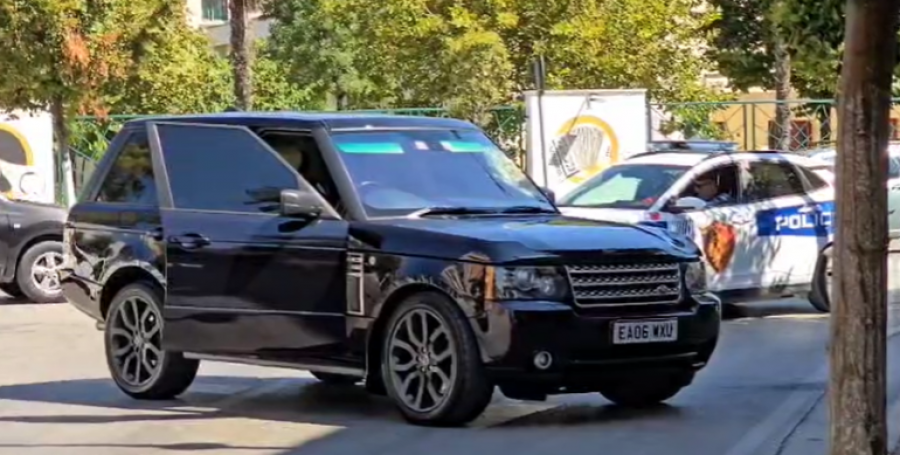 Aksident i rëndë në Fier, makina përplas këmbësorin, i plagosuri dërgohet me urgjencë në spital