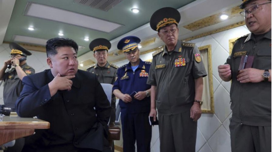 Kim Jong Un mbikëqyr lëshimin e raketave të reja të mbrojtjes ajrore