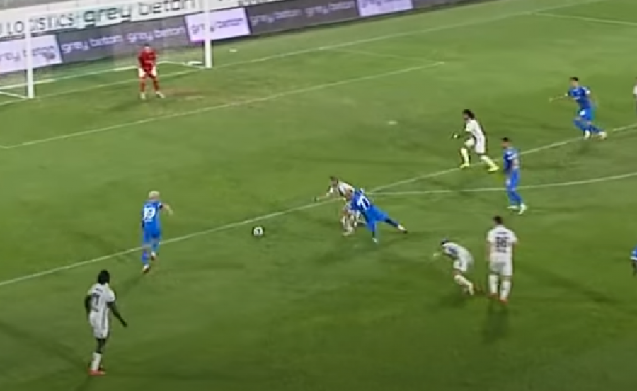 VIDEO/ Dy futbollistë të Kombëtares shënojnë njëri pas tjetrit, i japin fitoren skuadrës së tyre