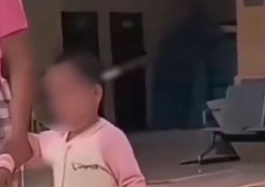 VIDEO/ Një vajzë 3-vjeçare filmohet duke ecur qetësisht nëpër spital me thikë në kokë, pamjet trondisin komunitetin në Kinë