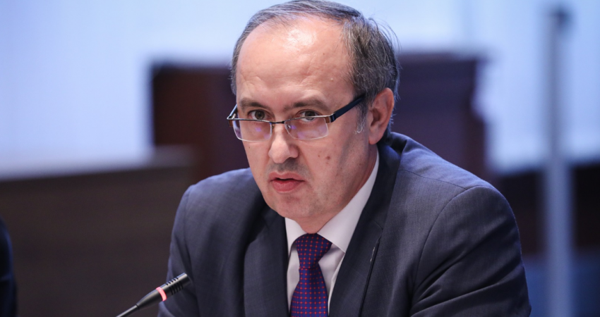 Përjashtimi i 6 gazetarëve të RTK’së nga moderimi, Hoti: I censurojnë që e kritikojnë pushtetin, favorizojnë ata që i miklojnë ministrat