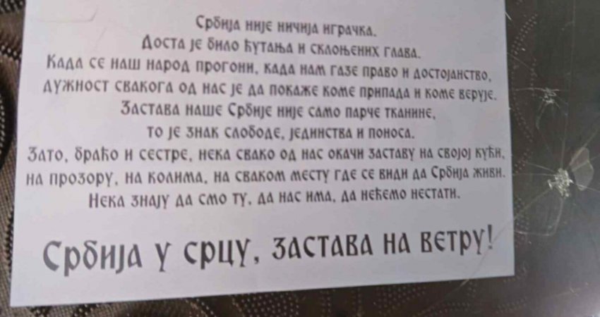 “Popull erdhi koha”, fletushka me mesazhe nacionaliste shfaqen në Mitrovicën e Veriut