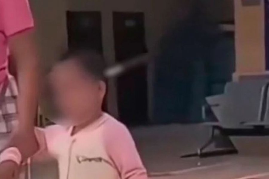 VIDEO/ Një vajzë 3-vjeçare filmohet duke ecur qetësisht nëpër spital me thikë në kokë, pamjet trondisin komunitetin në Kinë