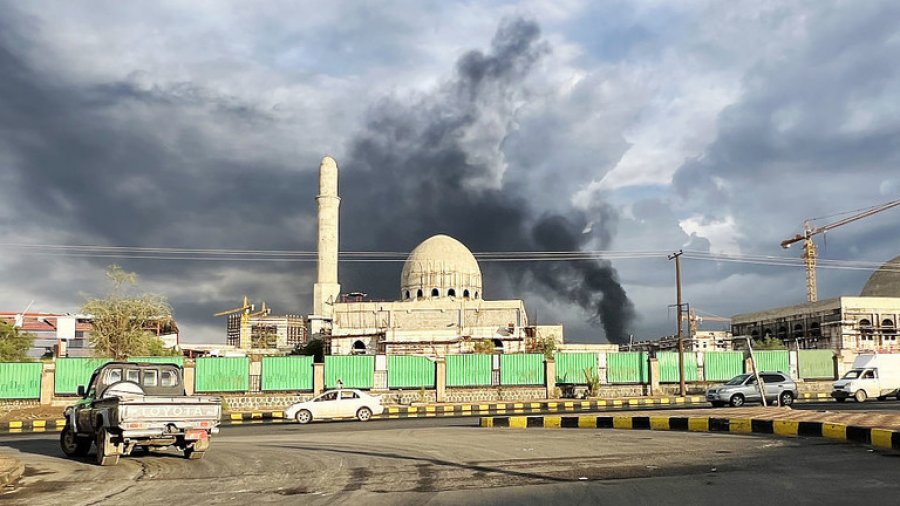 Izraeli sulmon me raketa rebelët Houthi, godet kompleksin ushtarak dhe pallatin presidencial të Jemenit
