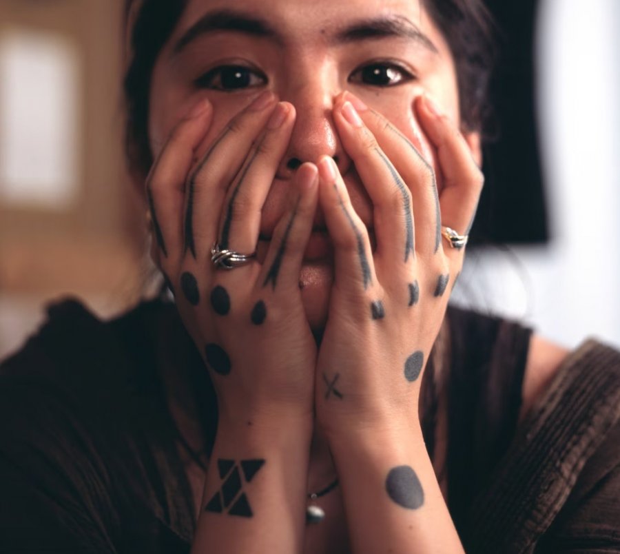 Këto tatuazhe të shenjta u ndaluan në Okinava. Një brez i ri po i rikthen ato