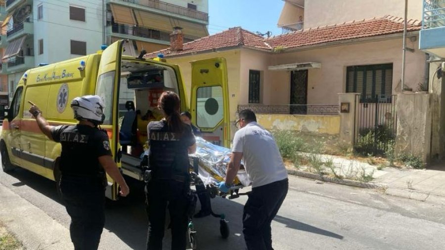Zbardhen detaje nga vrasja e 36-vjeçares në Greqi: Djali 13-vjeçar tërhiqte babain nga qafa, nëna vdiq në krahët e vajzës...