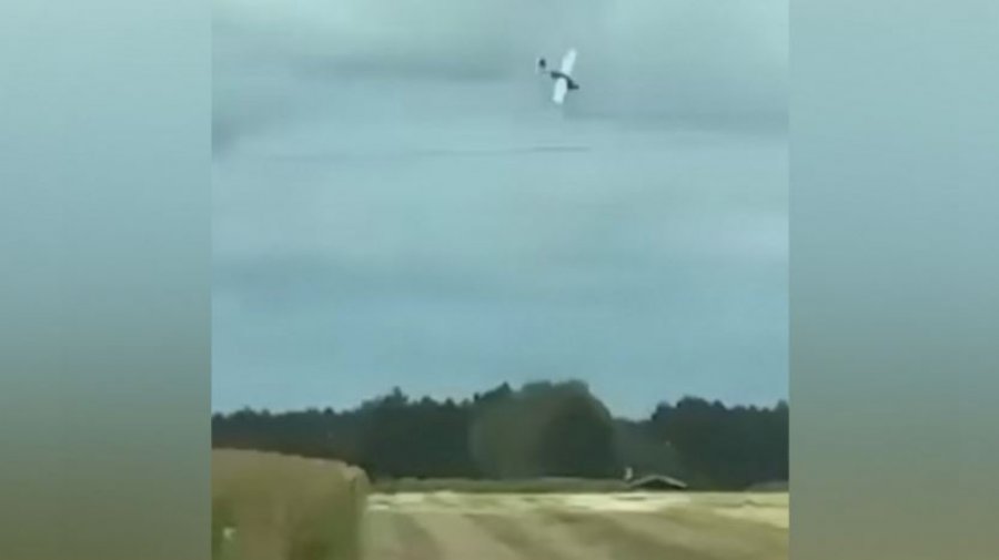VIDEO/ Aeroplani rrëzohet pranë ndërtesave të banimit, 2 të vdekur në Poloni