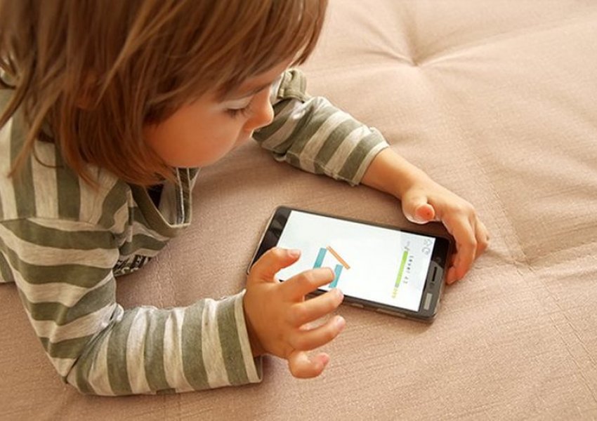Ekspertët francezë: Fëmijët nën 3 vjeç asnjë sekondë para ekraneve, adoleshentëve t’u limitohen mediat sociale