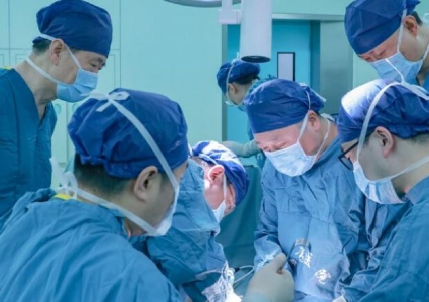 Kina ka kryer transplantin e parë të mushkërisë së derrit te një njeri