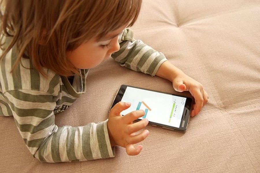 Ekspertët francezë: Fëmijët nën 3 vjeç asnjë sekondë para ekraneve, adoleshentëve t’u limitohen mediat sociale