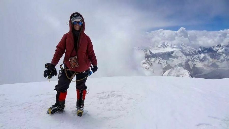 Drama në majën e Pico Pobeda, alpinistja ruse e bllokuar në 7.000 metra lartësi dhe me këmbë të thyer